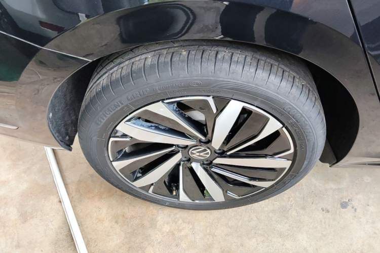 Used Volkswagen Passat 2023 Facelift 330TSI Luxury Edition Right Rear Wheel Hub