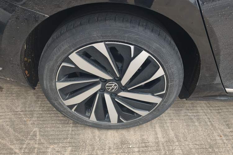 Used Volkswagen Passat 2023 Revised 330TSI Starry Elite Edition Right Rear Wheel Hub