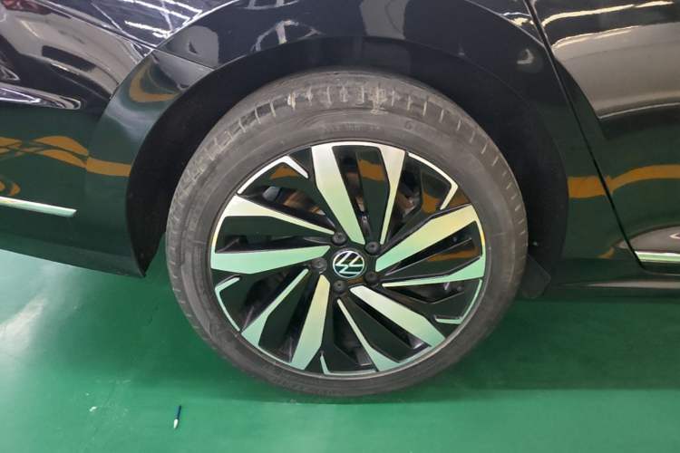 Used Volkswagen Passat 2023 Facelift 330TSI Luxury Edition Right Rear Wheel Hub