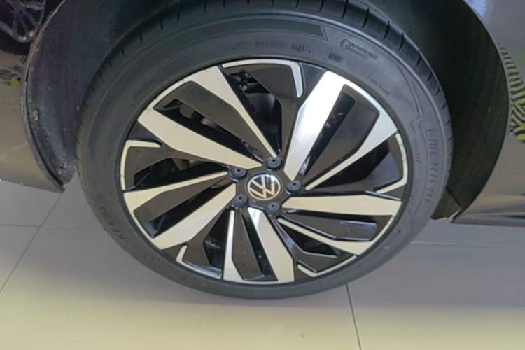 Used Volkswagen Passat 2023 Facelift 330TSI Prestige Edition Right Rear Wheel Hub