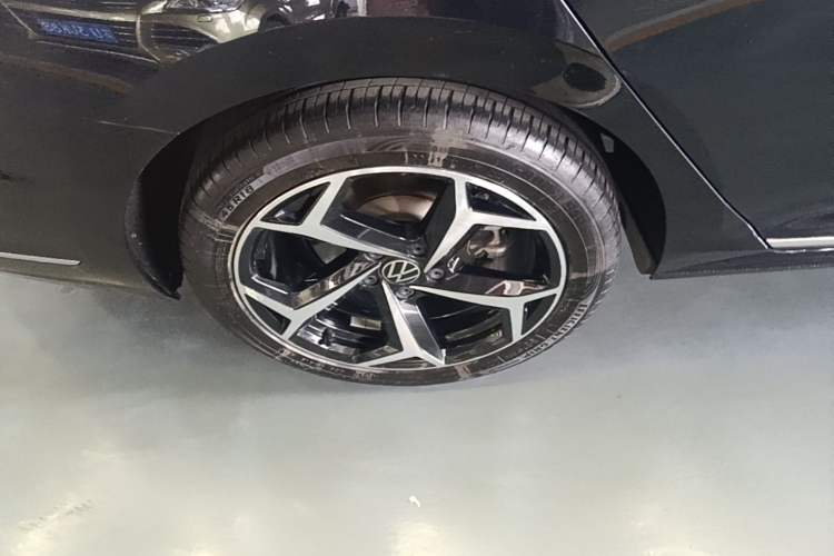 Used Volkswagen Passat 2023 330TSI Starry Luxury Edition Right Rear Wheel Hub