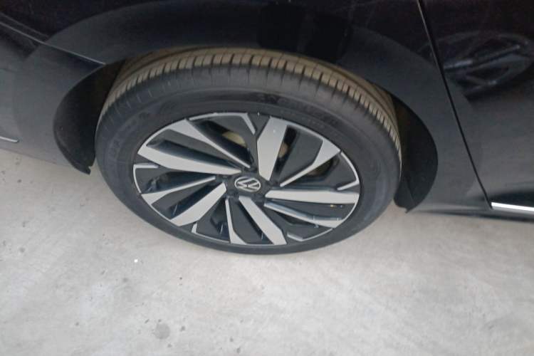 Used Volkswagen Passat 2023 Facelift 330TSI Luxury Edition Right Rear Wheel Hub