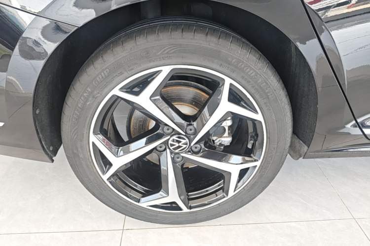 Used Volkswagen Passat 2023 330TSI Starry Luxury Edition Right Rear Wheel Hub