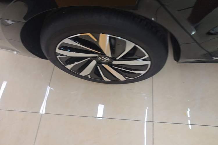 Used Volkswagen Passat 2023 Facelift 330TSI Luxury Edition Right Rear Wheel Hub