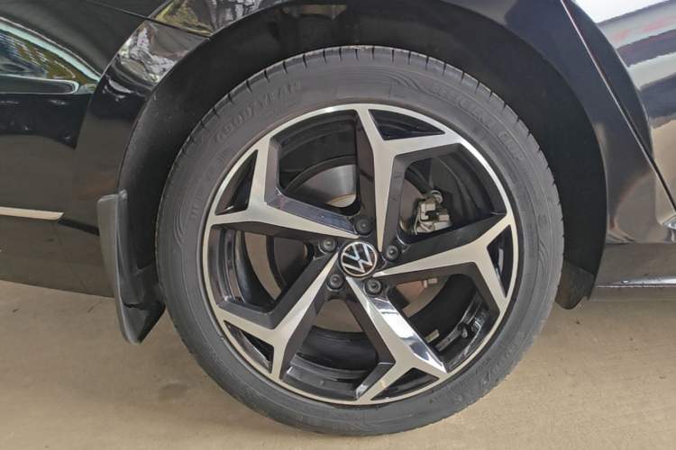 Used Volkswagen Passat 2023 330TSI Starry Luxury Edition Right Rear Wheel Hub