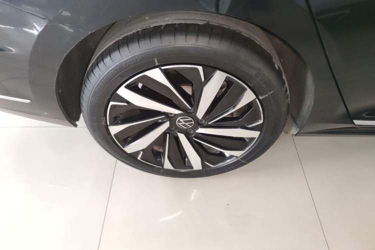 Used Volkswagen Passat 2023 330TSI Luxury Edition Right Rear Wheel Hub