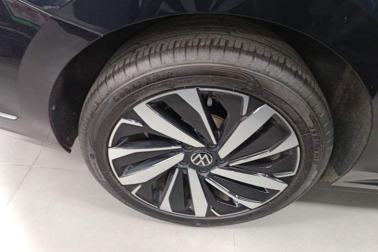 Used Volkswagen Passat 2023 Facelift 330TSI Luxury Edition Right Rear Wheel Hub