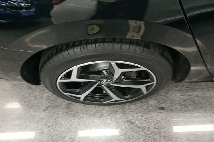Used Volkswagen Passat 2023 330TSI Starry Luxury Edition Right Rear Wheel Hub