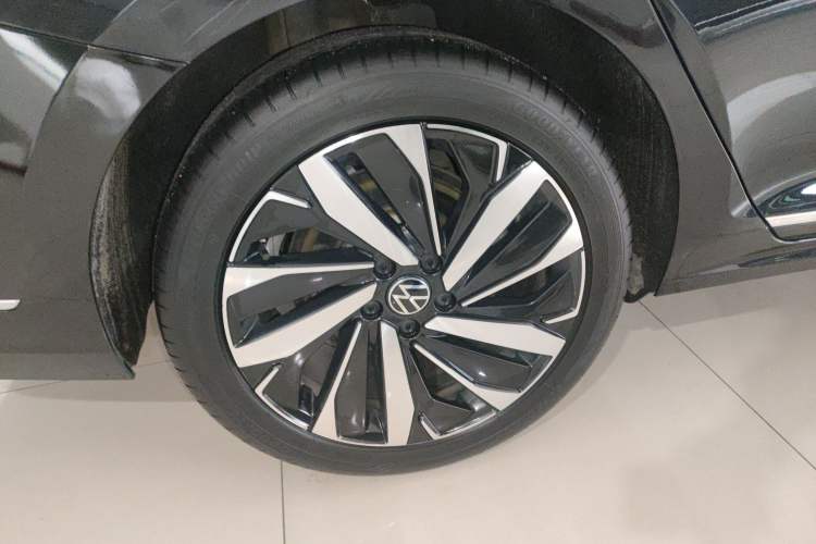 Used Volkswagen Passat 2023 380TSI Luxury Edition Right Rear Wheel Hub