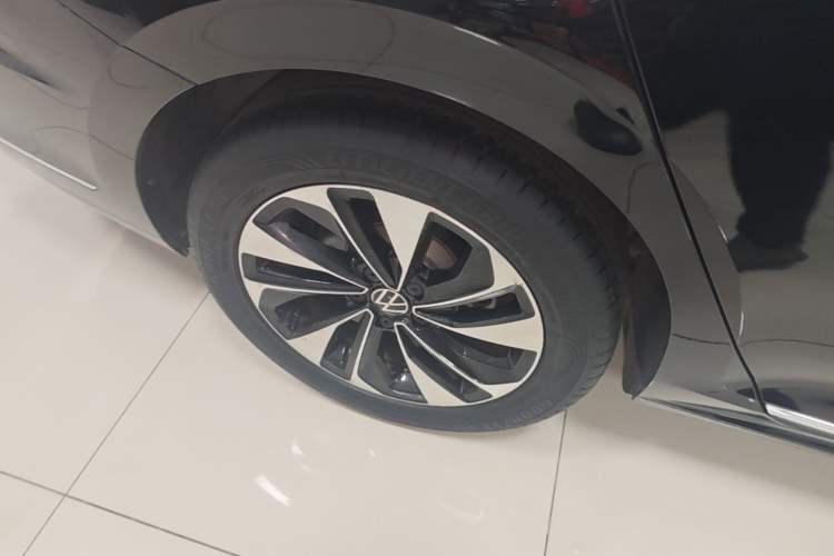 Used Volkswagen Passat 2023 330TSI Starry Elite Edition Right Rear Wheel Hub