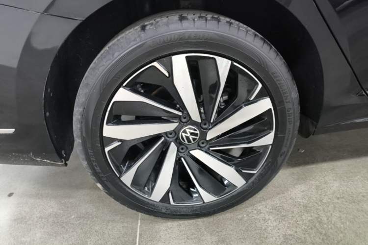 Used Volkswagen Passat 2023 Facelift 330TSI Luxury Edition Right Rear Wheel Hub