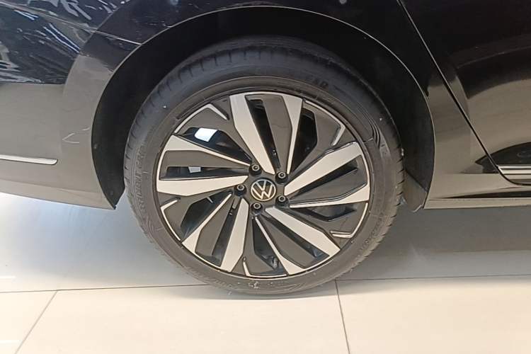 Used Volkswagen Passat 2023 Facelift 330TSI Luxury Edition Right Rear Wheel Hub