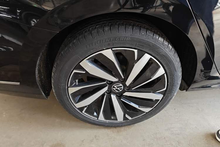 Used Volkswagen Passat 2023 330TSI Elite Edition Right Rear Wheel Hub