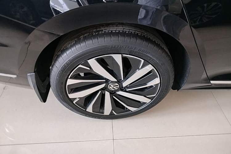 Used Volkswagen Passat 2023 Facelift 330TSI Luxury Edition Right Rear Wheel Hub