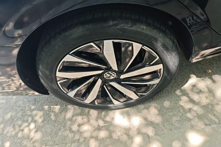 Used Volkswagen Passat 2023 Revised Version 380TSI Flagship Edition Right Rear Wheel Hub