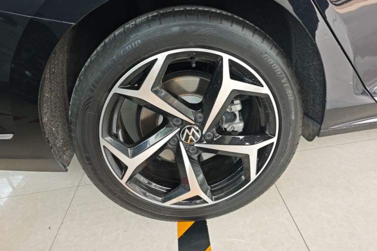 Used Volkswagen Passat 2023 330TSI Starry Luxury Edition Right Rear Wheel Hub
