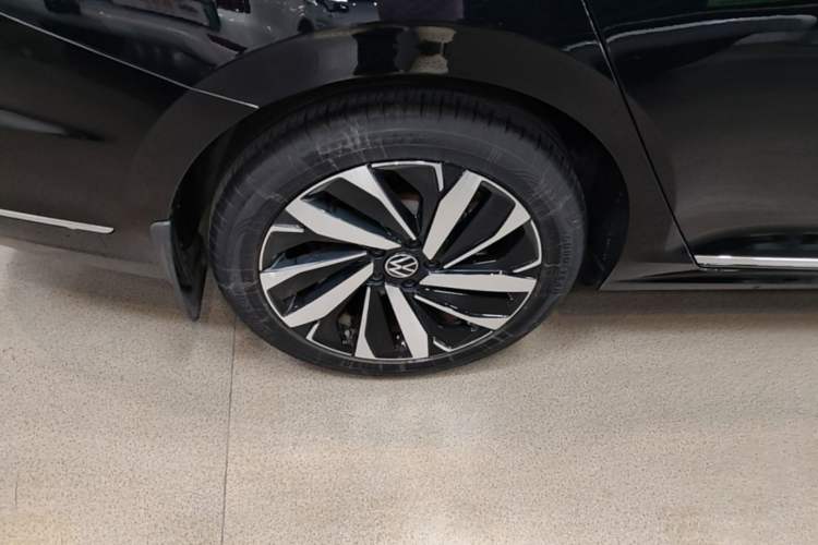 Used Volkswagen Passat 2023 Revised 380TSI Luxury Edition Right Rear Wheel Hub