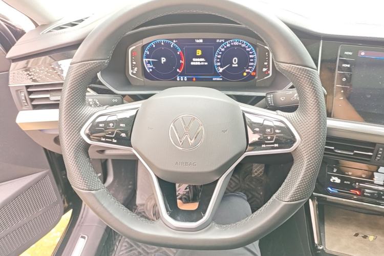 Used Volkswagen Passat 2023 Facelift 330TSI Luxury Edition Steering Wheel