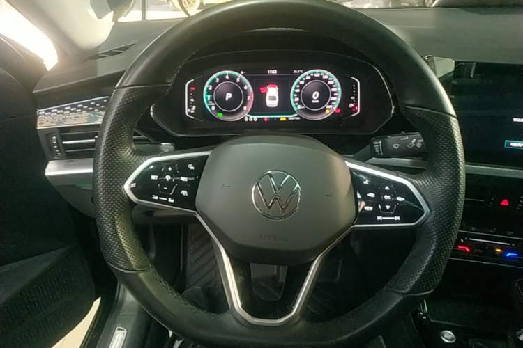 Used Volkswagen Passat 2023 Facelift 330TSI Luxury Edition Steering Wheel