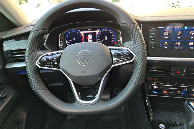 Used Volkswagen Passat 2023 Facelift 330TSI Luxury Edition Steering Wheel