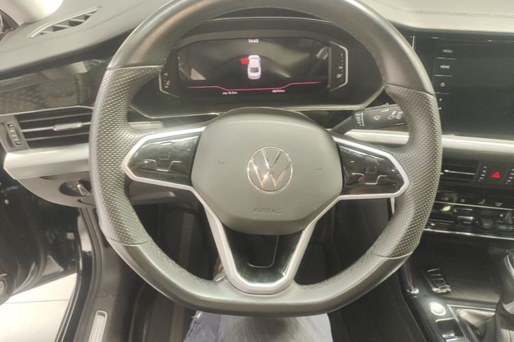 Used Volkswagen Passat 2023 Facelift 330TSI Luxury Edition Steering Wheel