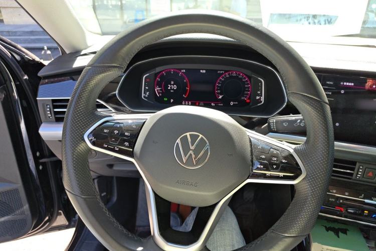 Used Volkswagen Passat 2023 Facelift 330TSI Luxury Edition Steering Wheel