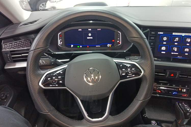 Used Volkswagen Passat 2023 Facelift 330TSI Luxury Edition Steering Wheel