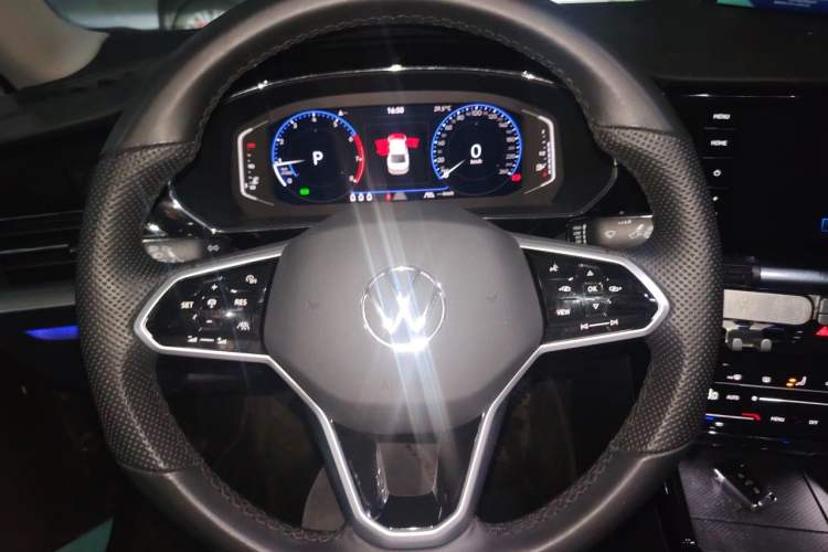 Used Volkswagen Passat 2023 Facelift 330TSI Luxury Edition Steering Wheel