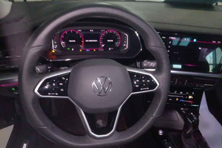 Used Volkswagen Passat 2023 Facelift 330TSI Luxury Edition Steering Wheel