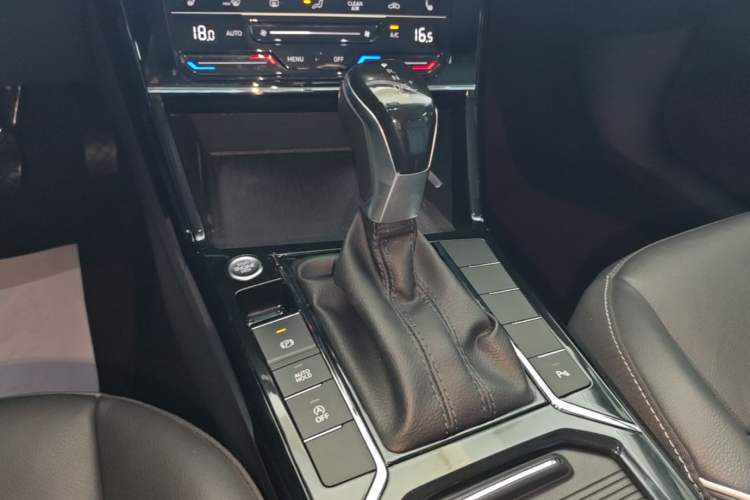 Used Volkswagen Passat 2023 Revised 330TSI Elite Edition Gear Lever