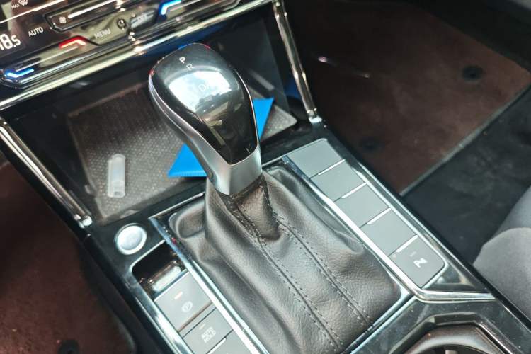 Used Volkswagen Passat 2023 Revised 330TSI Elite Edition Gear Lever