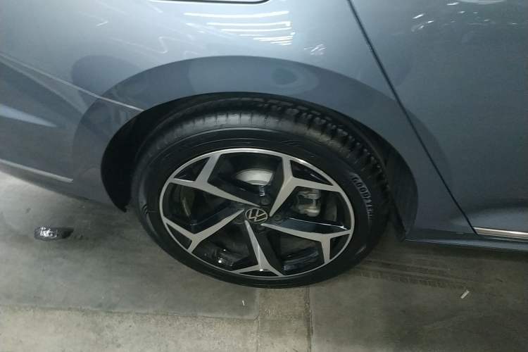 Used Volkswagen Passat 2023 330TSI Starry Luxury Edition Right Rear Wheel Hub