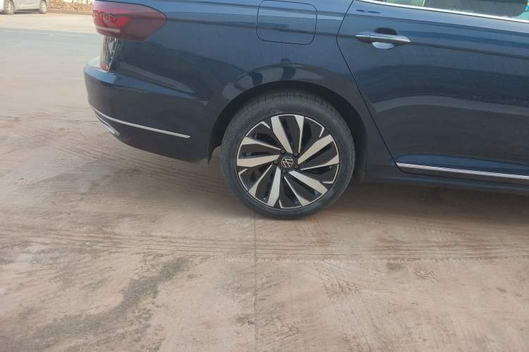 Used Volkswagen Passat 2023 Revised Version 380TSI Flagship Edition Right Rear Wheel Hub