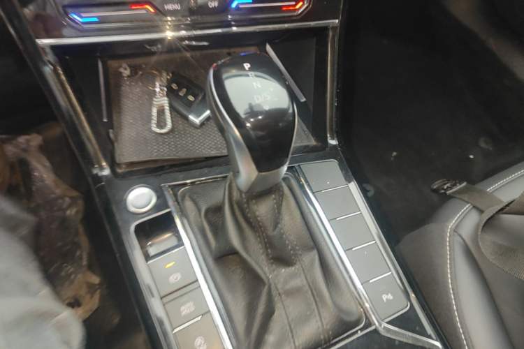 Used Volkswagen Passat 2023 Revised 330TSI Elite Edition Gear Lever