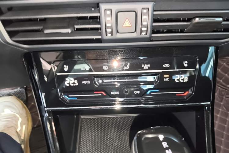 Used Volkswagen Passat 2024 330TSI Starry Elite Edition Audio And AC Panel