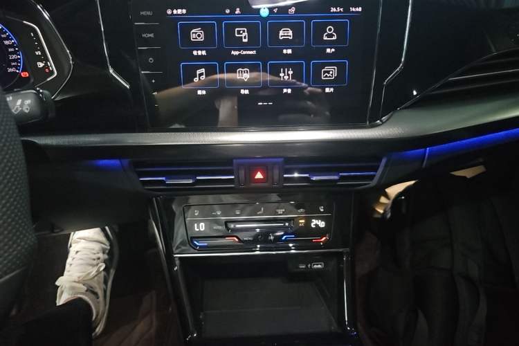 Used Volkswagen Passat 2024 380TSI Luxury Edition Audio And AC Panel
