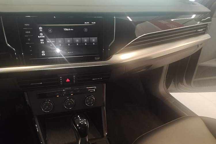 Used Volkswagen Passat 2024 280TSI Business Edition Audio And AC Panel