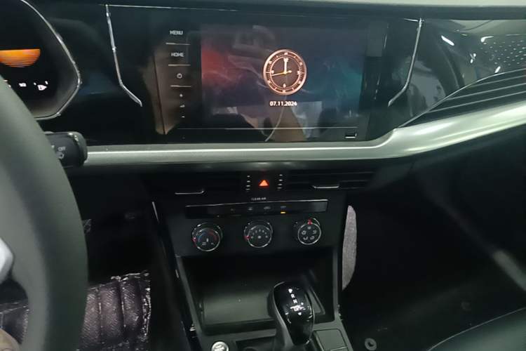 Used Volkswagen Passat 2024 280TSI Business Edition Audio And AC Panel