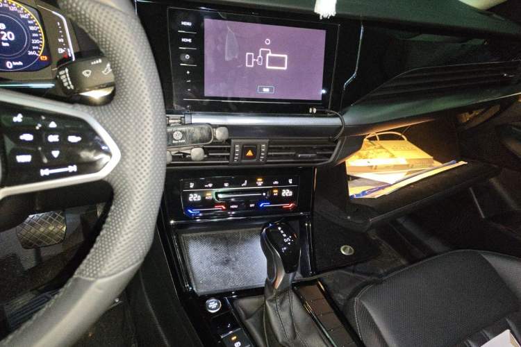 Used Volkswagen Passat 2024 380TSI Starry Elite Edition Audio And AC Panel