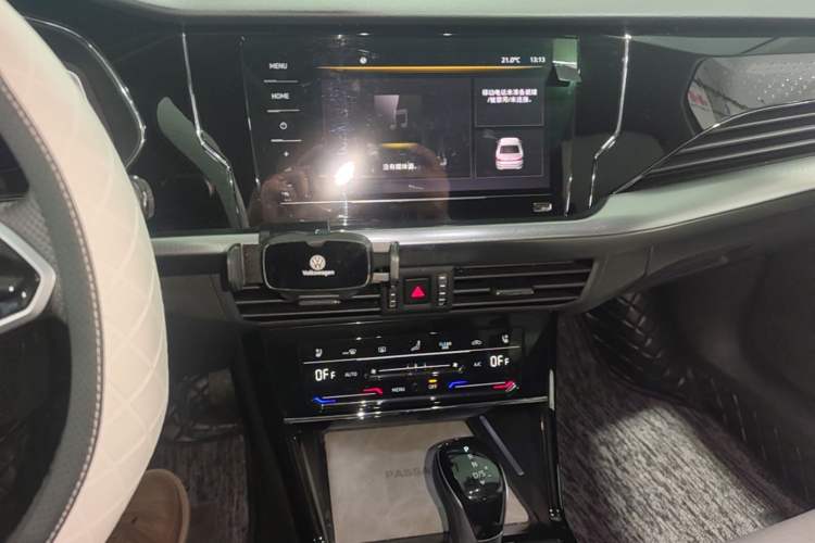 Used Volkswagen Passat 2024 380TSI Dragon Edition Audio And AC Panel