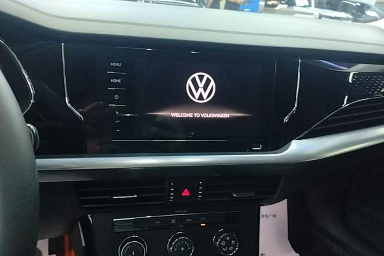 Used Volkswagen Passat 2024 280TSI Business Edition Audio And AC Panel