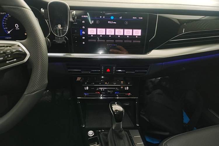 Used Volkswagen Passat 2024 380TSI Luxury Edition Audio And AC Panel