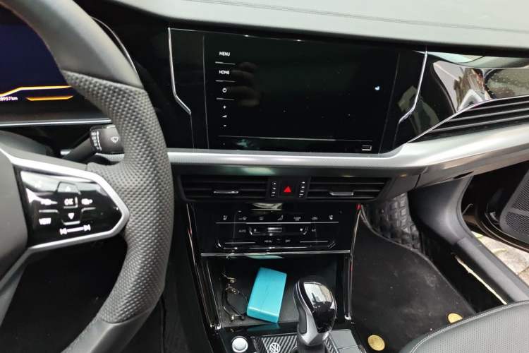 Used Volkswagen Passat 2024 330TSI Starry Elite Edition Audio And AC Panel
