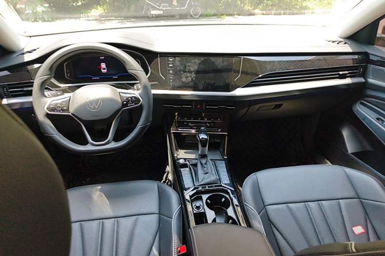 Used Volkswagen Passat 2024 380TSI Luxury Edition Center Console