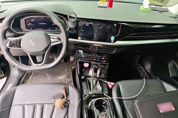 Used Volkswagen Passat 2024 380TSI Luxury Edition Center Console