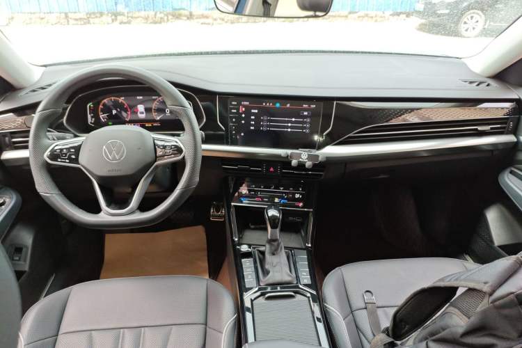 Used Volkswagen Passat 2024 380TSI Starry Luxury Edition Center Console