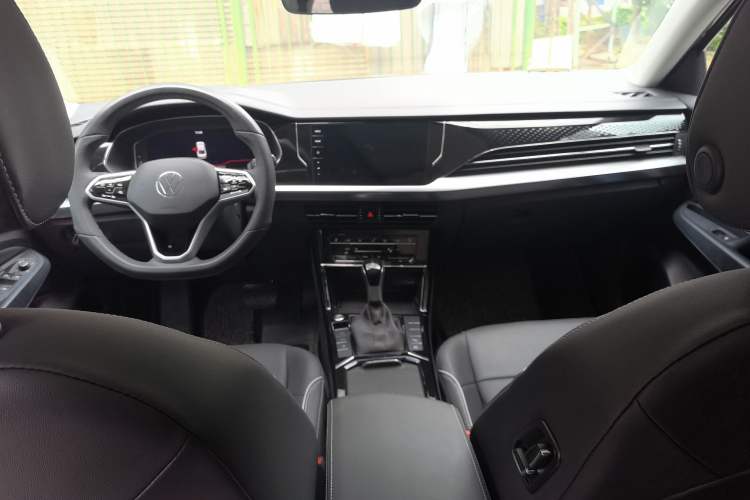 Used Volkswagen Passat 2024 380TSI Luxury Edition Center Console
