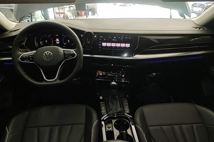 Used Volkswagen Passat 2024 380TSI Luxury Edition Center Console