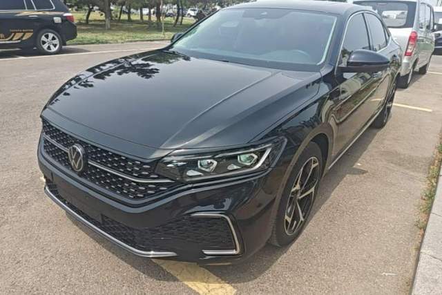 Ojetý Volkswagen Passat 2024 380TSI Starry Luxury Edition