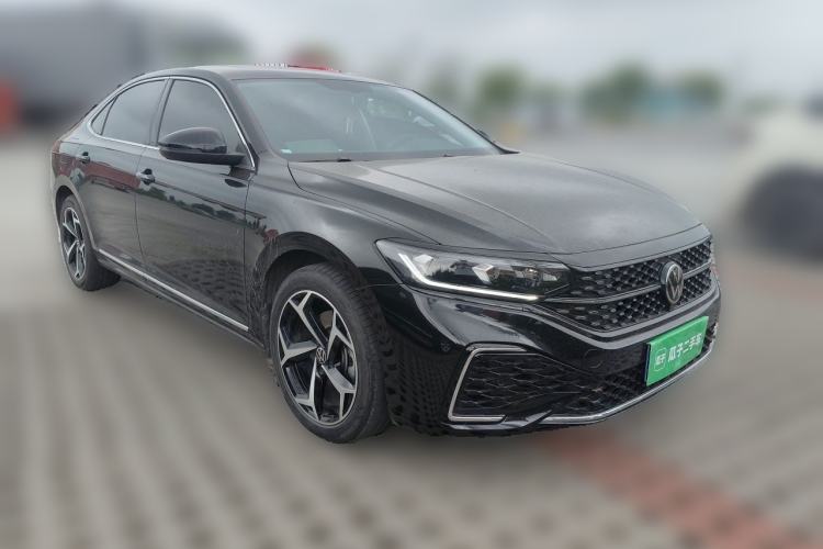 Used Volkswagen Passat 2024 330TSI Starry Elite Edition Front Right 45 Deg